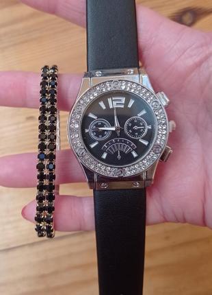 Гарний жіночий набір із наручних годинників і браслета