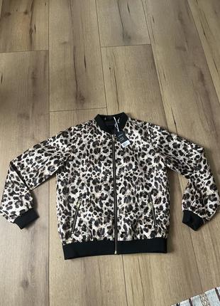 Женская куртка-бомбер в леопардовый принт