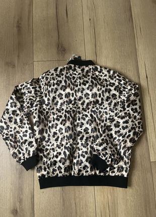 Жіноча куртка-бомбер в леопардовий принт