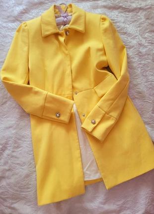 Легкий яркий тренч zara