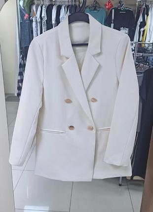 Пиджак молочного цвета.