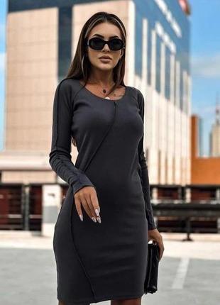 Силуэтное стильное платье серого цвета  tra