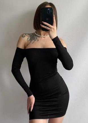 Черное платье по фигуре plt