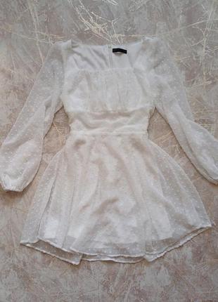 Ніжна біла сукня