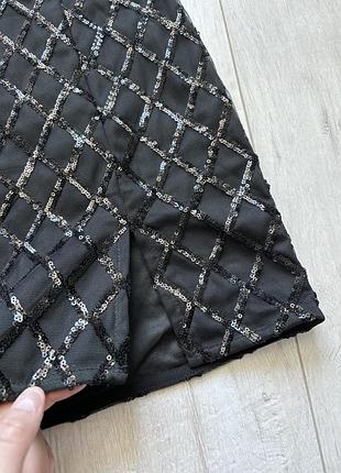 Черная мини-юбка с пайетками и топ костюм в пайетках