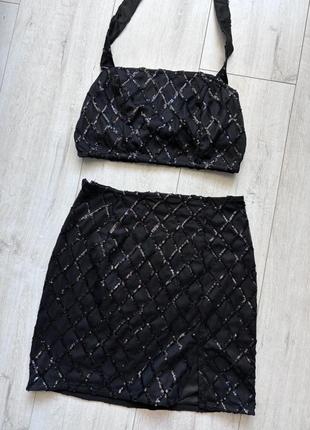 Черная мини-юбка с пайетками и топ костюм в пайетках