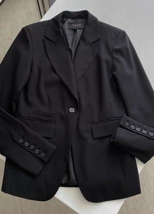 🖤базовый черный пиджак vila в составе есть вискоза, очень качественный! есть подклад, красивые пуговицы на рукавчиках😍