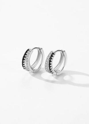 Серебряные серьги кольца с черными и белыми цирконами