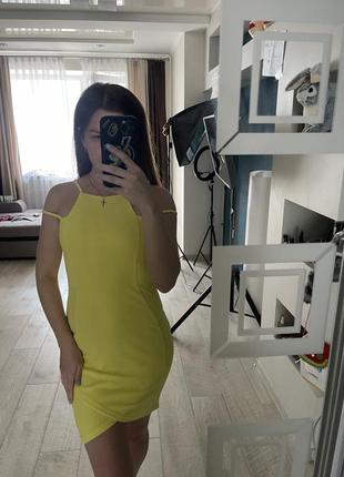 Желтое мини платье