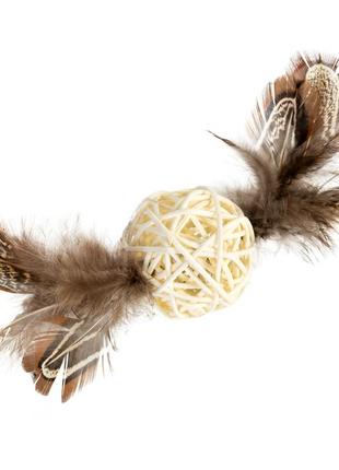 Іграшка для котів плетений м'ячик з дзвіночком і пір'ям gigwi catch&scratch перо, дерево, 13 см