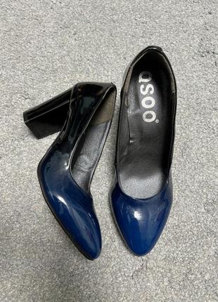 Лаковые синие туфли на каблуке омбре qsoo