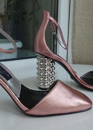 Роскошные пудровые босоножки charles & keith2 фото