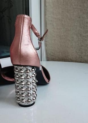 Роскошные пудровые босоножки charles & keith7 фото