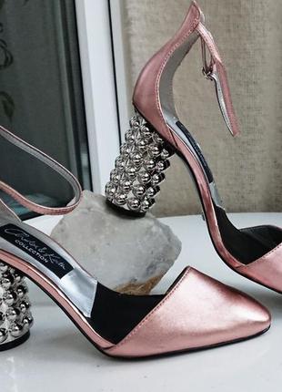 Роскошные пудровые босоножки charles & keith8 фото
