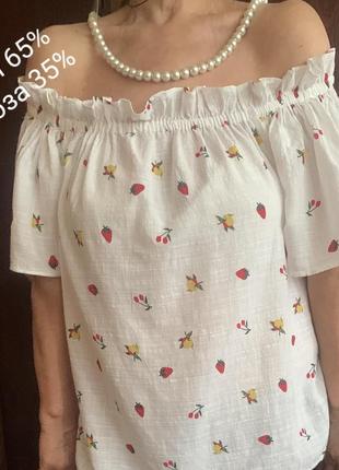 Нежная блузка с открытыми плечами в ягодном принте