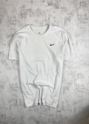 Класика стилю: біла футболка nike з чорним вишитим свушем