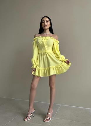 Яскрава жовта сукня з мусліну