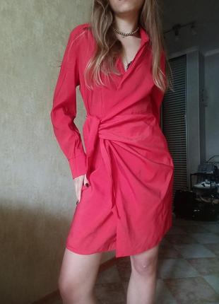 Червона сукня на запах