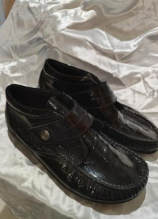 Брендовые легусенькие ботиночки из лакированной кожи