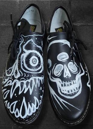 Крутые туфли лофферы с кастомными рисунками чорного цвета