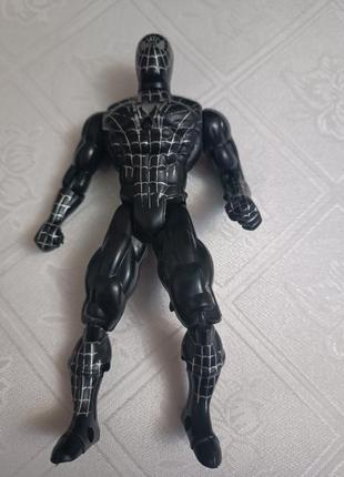 Фігурка-супергерой людина-павук у чорному.