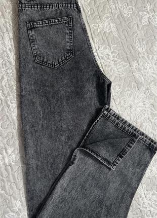 Прямые джинсы с разрезами