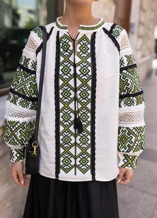 Жіноча вишукана сорочка з геометричним орнаментом "зелена долина"