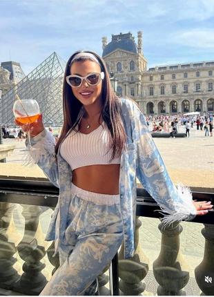 Шелковый костюм рубашка оверсайз удлиненная на рукавах перья боа штаны свободны с широкой белой резинкой комплект голубой элегантный трендовый стильный