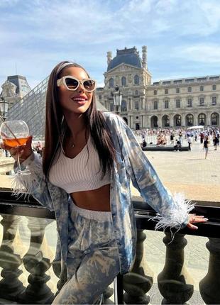 Шелковый костюм рубашка оверсайз удлиненная на рукавах перья боа штаны свободны с широкой белой резинкой комплект голубой элегантный трендовый стильный