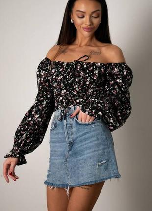 Кроп топ рукава фонарики с открытыми плечами облока и сзади на завязках с имитацией корсета лонгслив белый черный с цветочным принтом летний