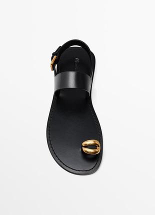 Сандалии с плоской подошвой и металлическими украшениями