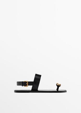 Сандалии с плоской подошвой и металлическими украшениями