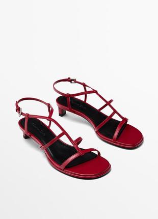 Красные сандалии на каблуке