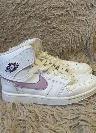 Высокие кроссовки nike jordan бело-фиолетового цвета