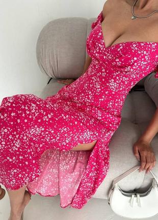 Летнее легкое платье с цветочным принтом малина голубое платье