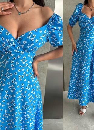 Летнее легкое платье с цветочным принтом малина голубое платье