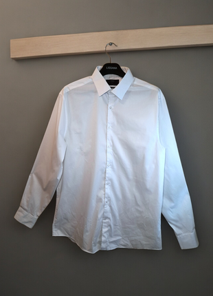 Белая мужская рубашка стрейч в состоянии новой