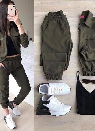 Стильний костюм джинсовий кофта на блискавці з кишенями штани джогери з високою посадкою на резинці вільного крою