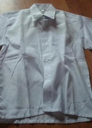 Рубашка белая для мальчика. 3-5 лет. запелилась немного, долгоширя. надо постирать. а так новая