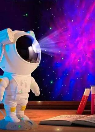 Нічний космонавт з проекцією нічного неба