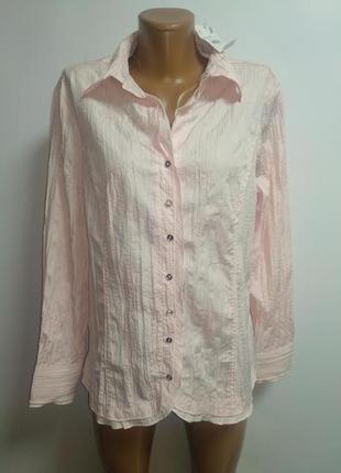 Пудровая блуза с вышивкой и пайетками с разными пуговицами в виде декора 48-50 размер