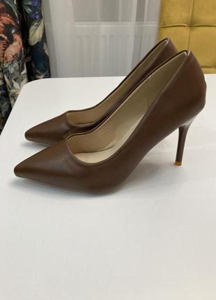 Витончені коричневі туфлі 34 розміру