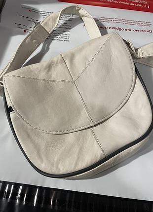 Стильная кожаная сумочка. светлые тона