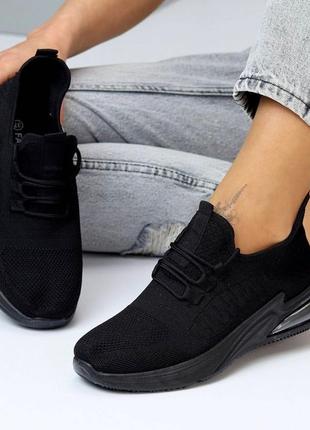 Класні зручні стильні чорні тканинні кросівки в наявності