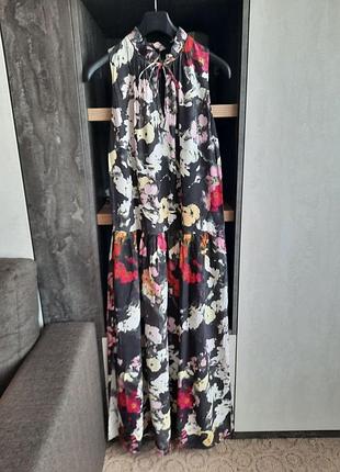 Довга сукня з струмуючої тканини