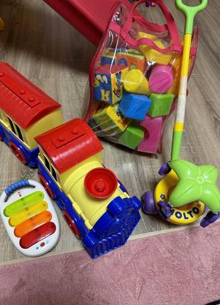 Набор игрушек, паровозик, каталка детская, кубики, пианино