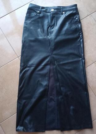 Черная кожаная юбка с разрезом спереди меди