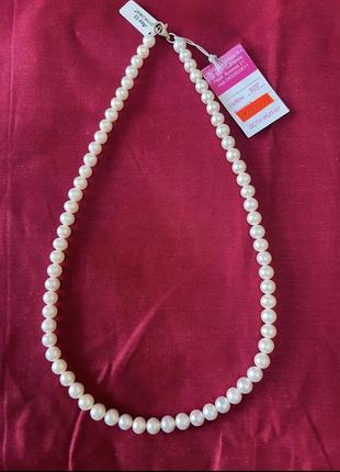 Ожерелье из белых природных жемчужин с серебряной застежкой.