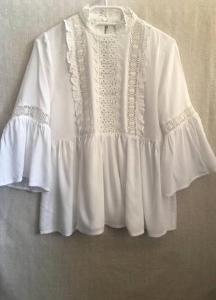 Біла блузочка з мереживом в стилі бохо