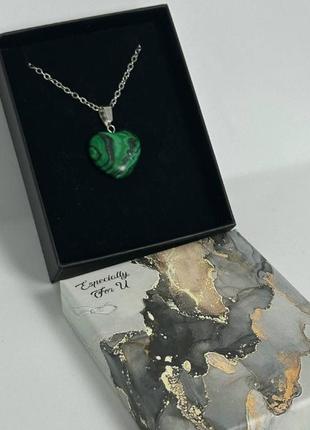 Подвеска сердце из камня в подарочной упаковке зеленый